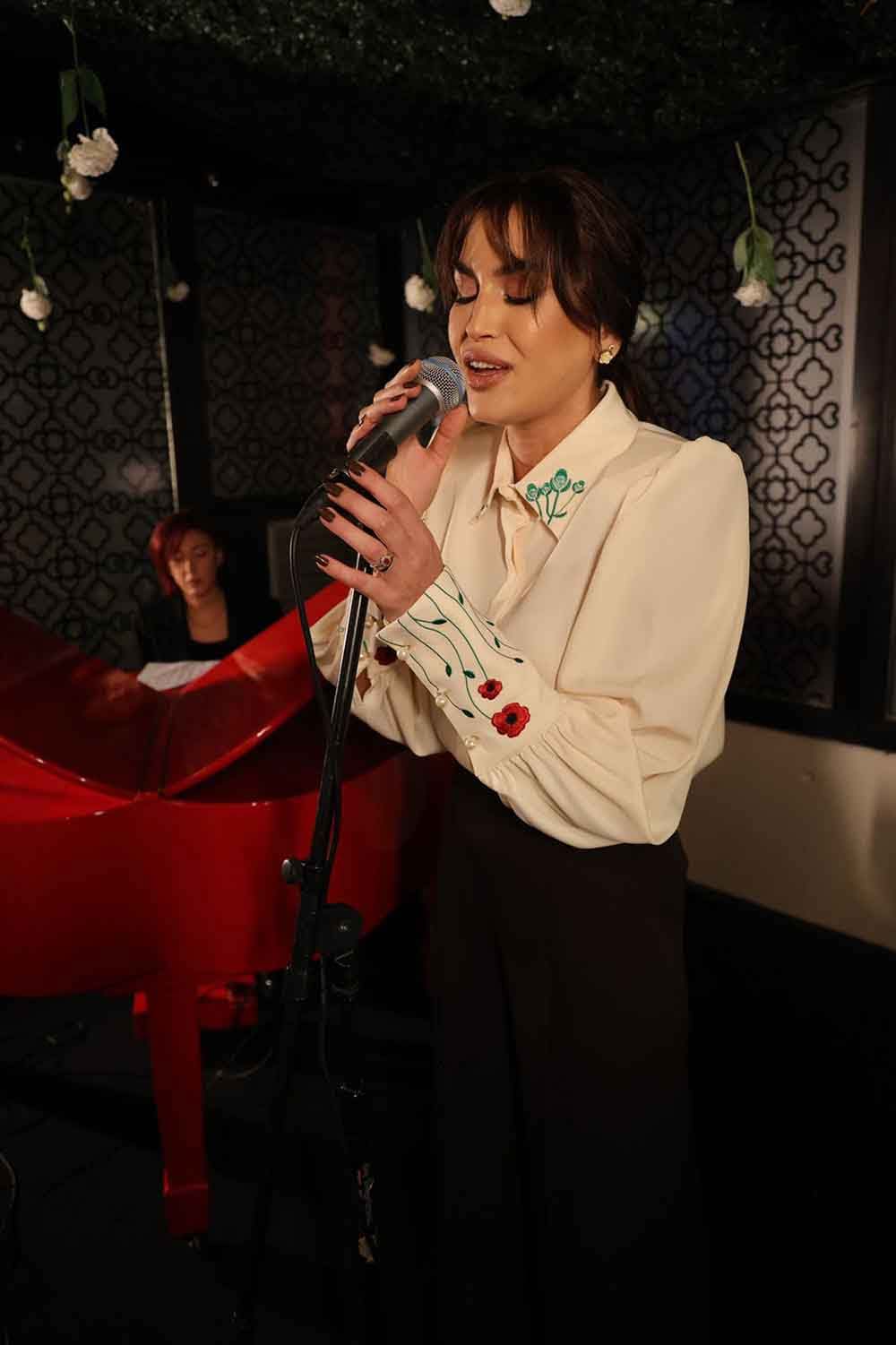 منال ملاط تطلق "حياتي الثالثة" وثلاثة أعمال مصوّرة 