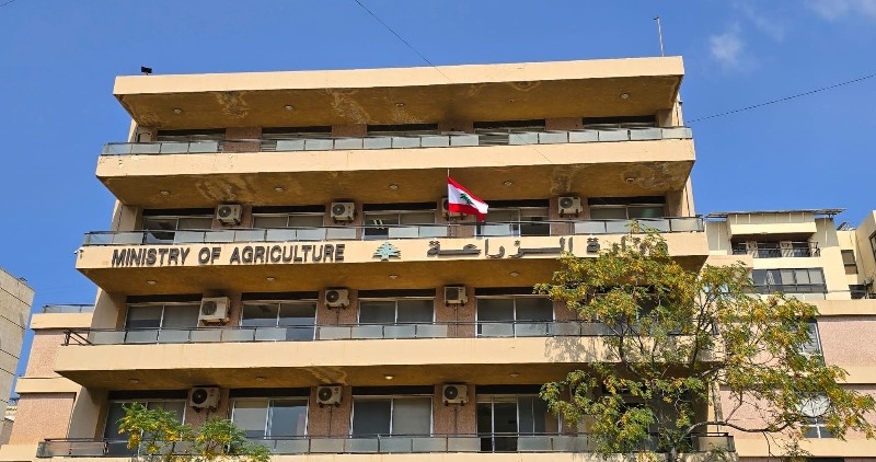 وزارة الزراعة تحتفل بالاستقلال وترفع علما جديدا فوق مبناها