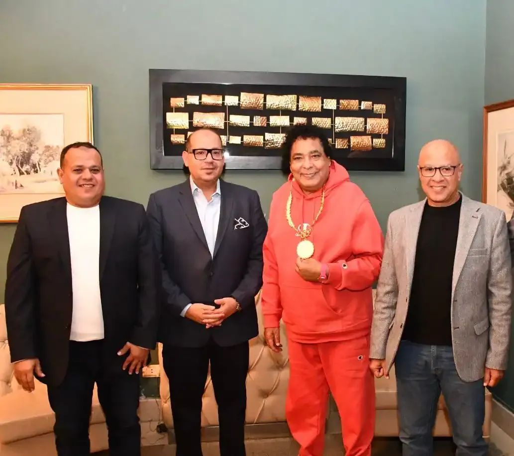 محمد منير يتوّج حقبته بـ "قلادة العظماء" الأولمبية 