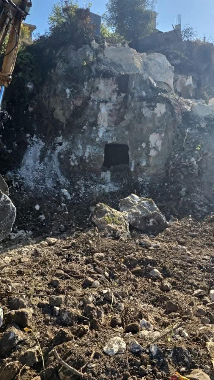 العثور على فتحة مغارة صخرية قديمة خلال أعمال بلدية إيزال