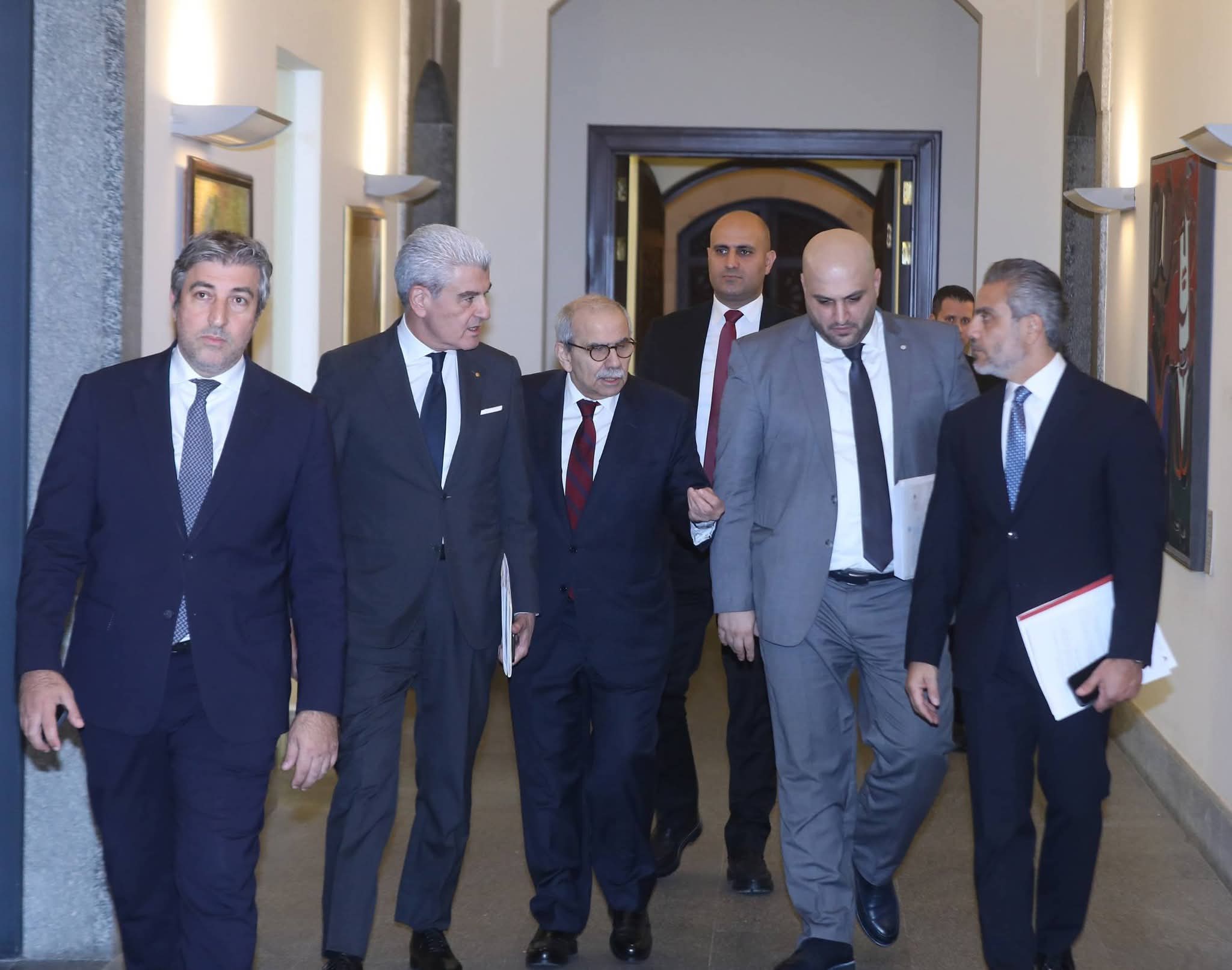 جلسة لمجلس الوزراء يحضرها وزراء