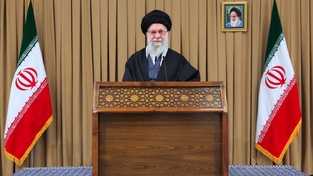 الامام الخامنئي: الشعب الإيراني هزم الأميركيين والصهاينة وأميركا ليست أهلاً لتقيم الجمهورية الاسلامية علاقات معها