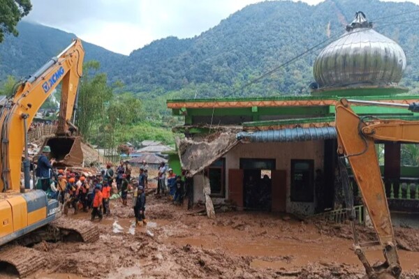 84 قتيلا وعشرات المفقودين في فيضانات وانزلاقات التربة بجزيرة سومطرة