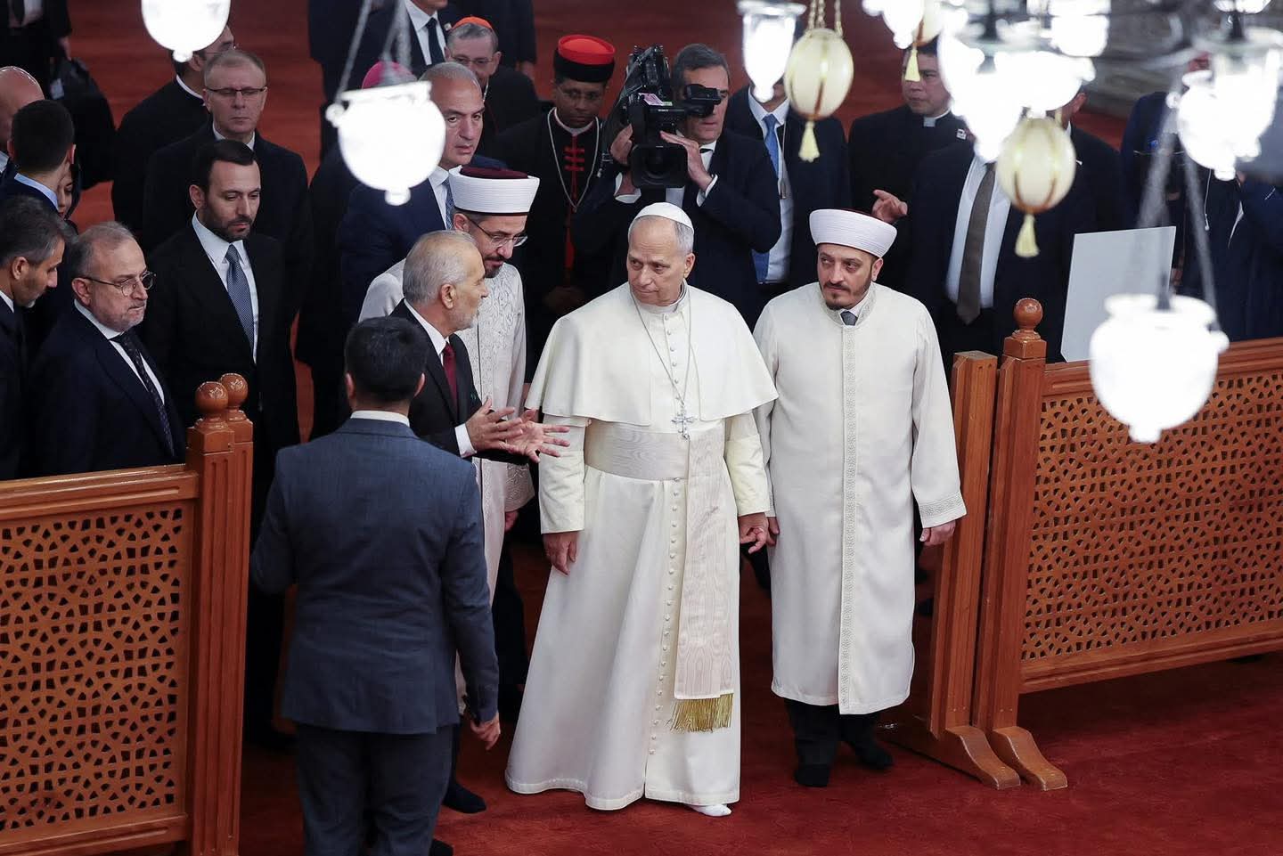 البابا لاوُن يزور مجمّع السلطان أحمد حافيَ القدمين احترامًا للمسلمين