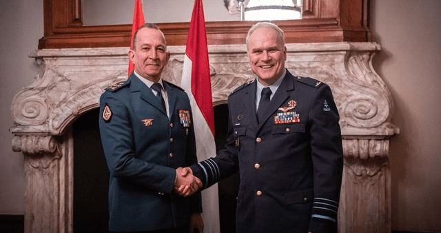 قائد الجيش زار وزارة الدفاع الهولندية وقيادة الشرطة العسكرية الملكية