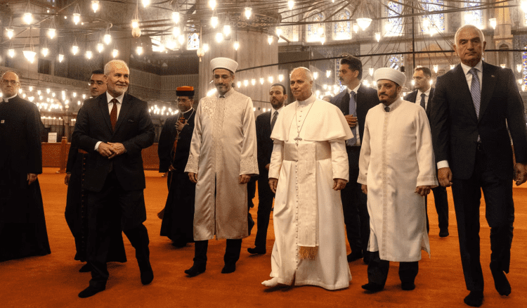 البابا لاوون الرابع عشر يزور "المسجد الأزرق "بروح التأمل والاحترام