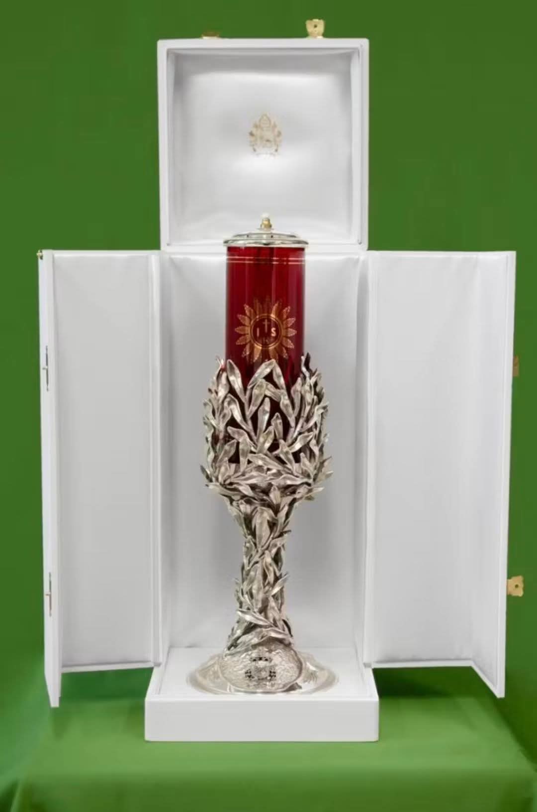 هدية رمزية من البابا لدير عنايا: قنديل زيتون فريد لضريح القديس شربل!