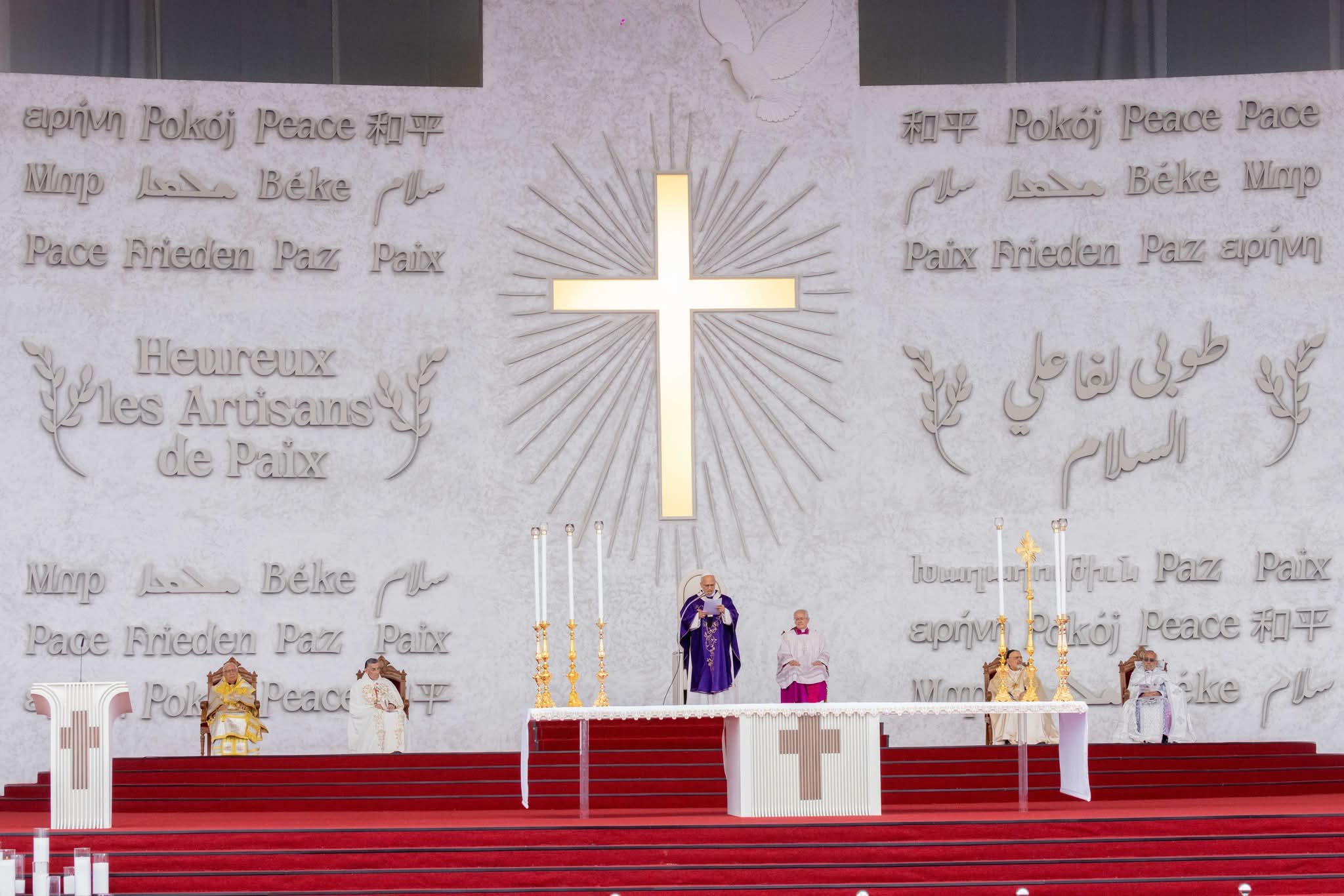 البابا يختم زيارته من واجهة بيروت البحريّة