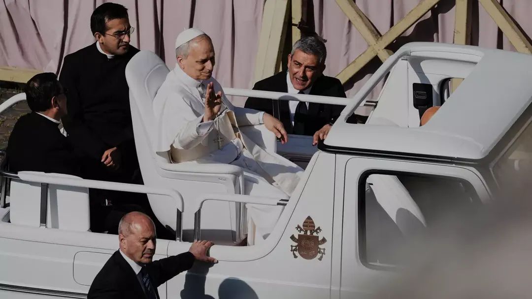 البابا ليو الرابع عشر يعتمد الجيل الكهربائي من Popemobile في أولى جولاته العالمية