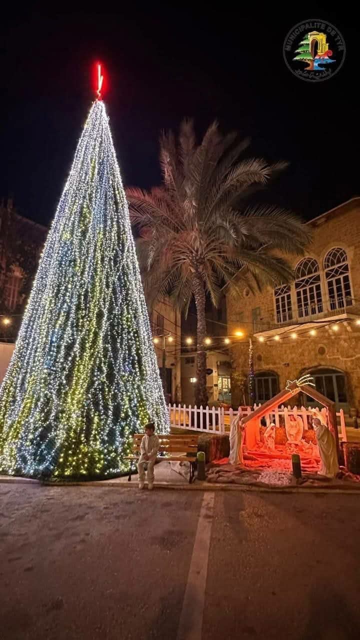 بلدية صور تُضيء شجرتي الميلاد استعدادًا لإطلاق القرية الميلادية