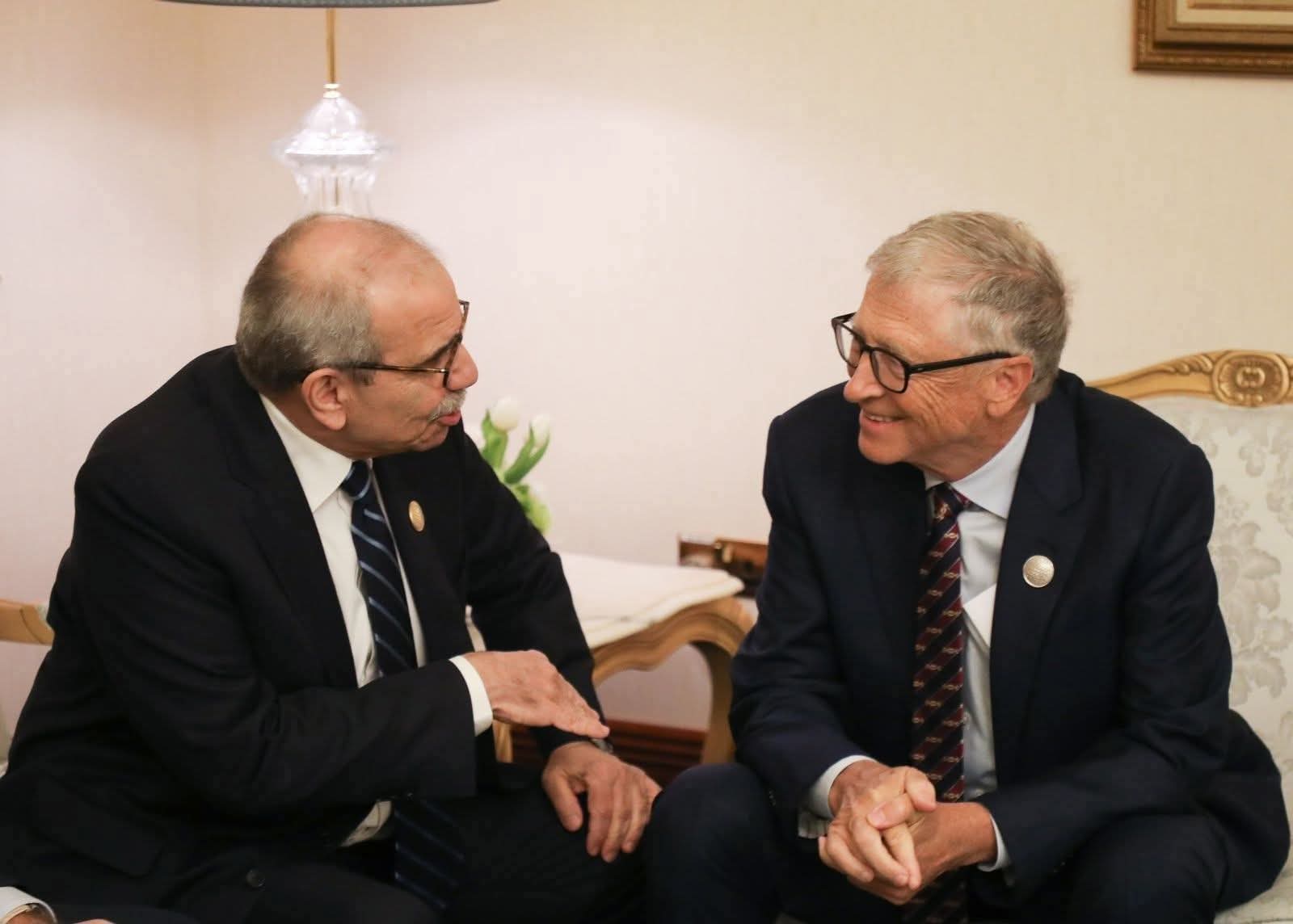 سلام يلتقي بيل غيتس في منتدى الدوحة ويدعوه لزيارة لبنان..