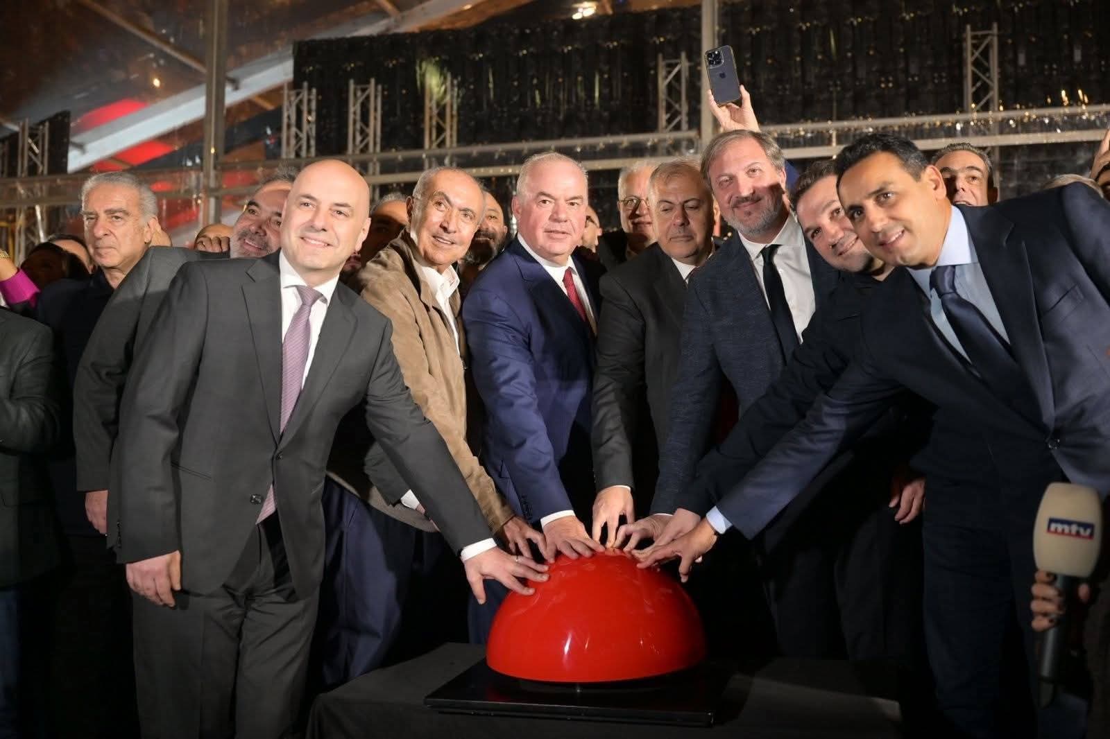 إضاءة شجرة الميلاد في ساحة الشهداء بحضور ممثل الرئيس عون ورئيس الحكومة ووزراء ونواب