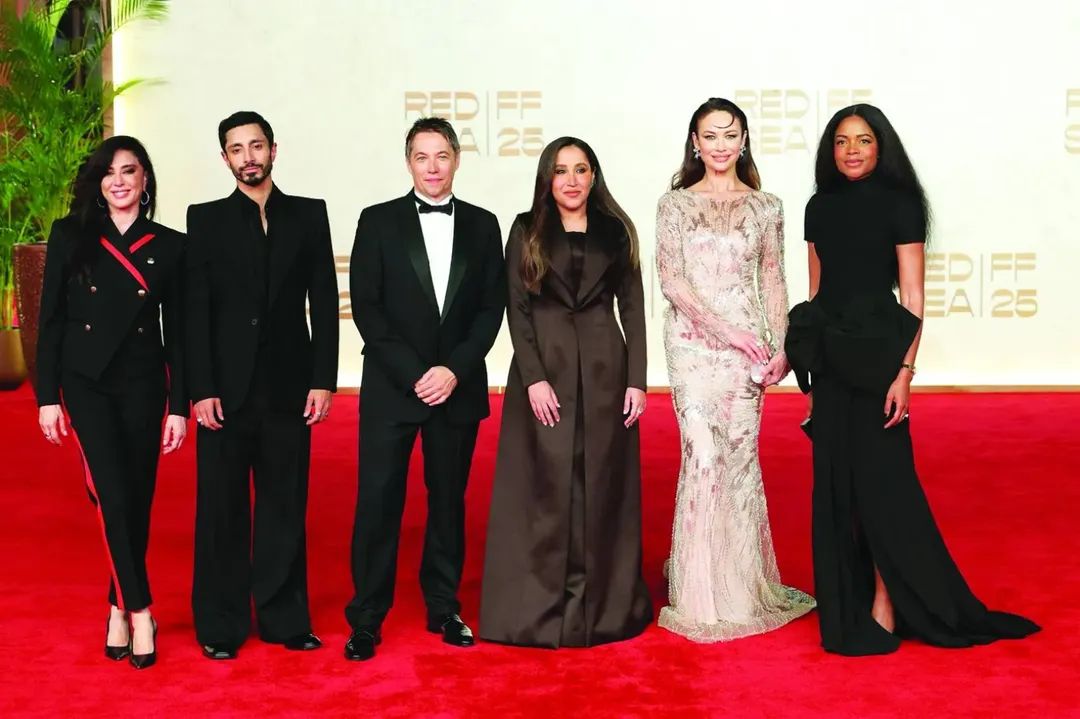 البحر الأحمر" ينطلق بشعار "في حب السينما".. ومشاهير العالم يتألقون على السجادة الحمراء