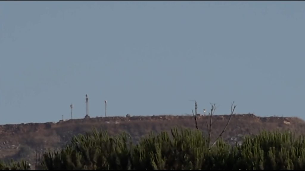 قوات العدو تفجّر مبنى قيد الإنشاء شمال ميس الجبل