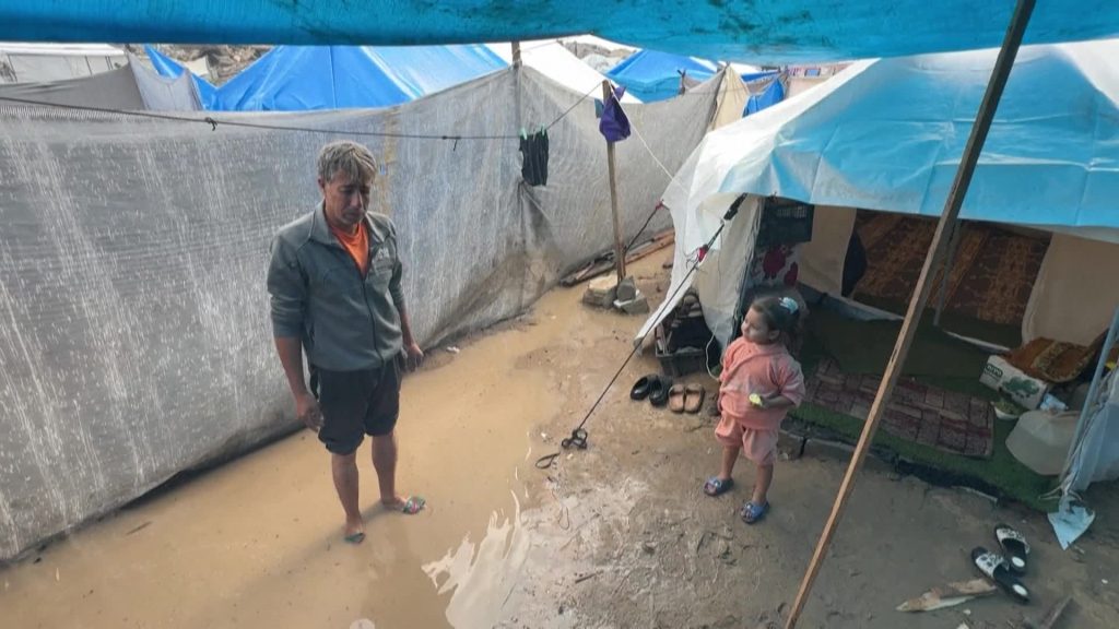 أهالي غزة يواجهون الليلة الأشد قسوة داخل خيام غارقة بالمياه