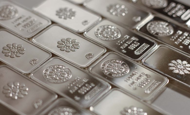 كيف قفز سعر الفضة إلى مستوى قياسي؟