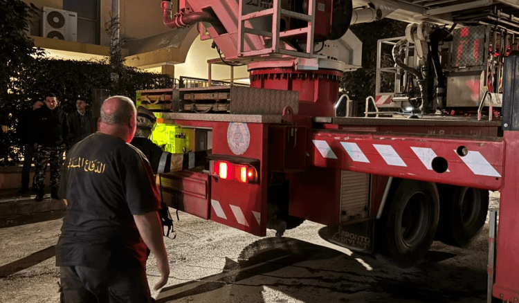 إخماد حريقين داخل منشرة في السمقانية ومرآب مبنى سكني في بدارو