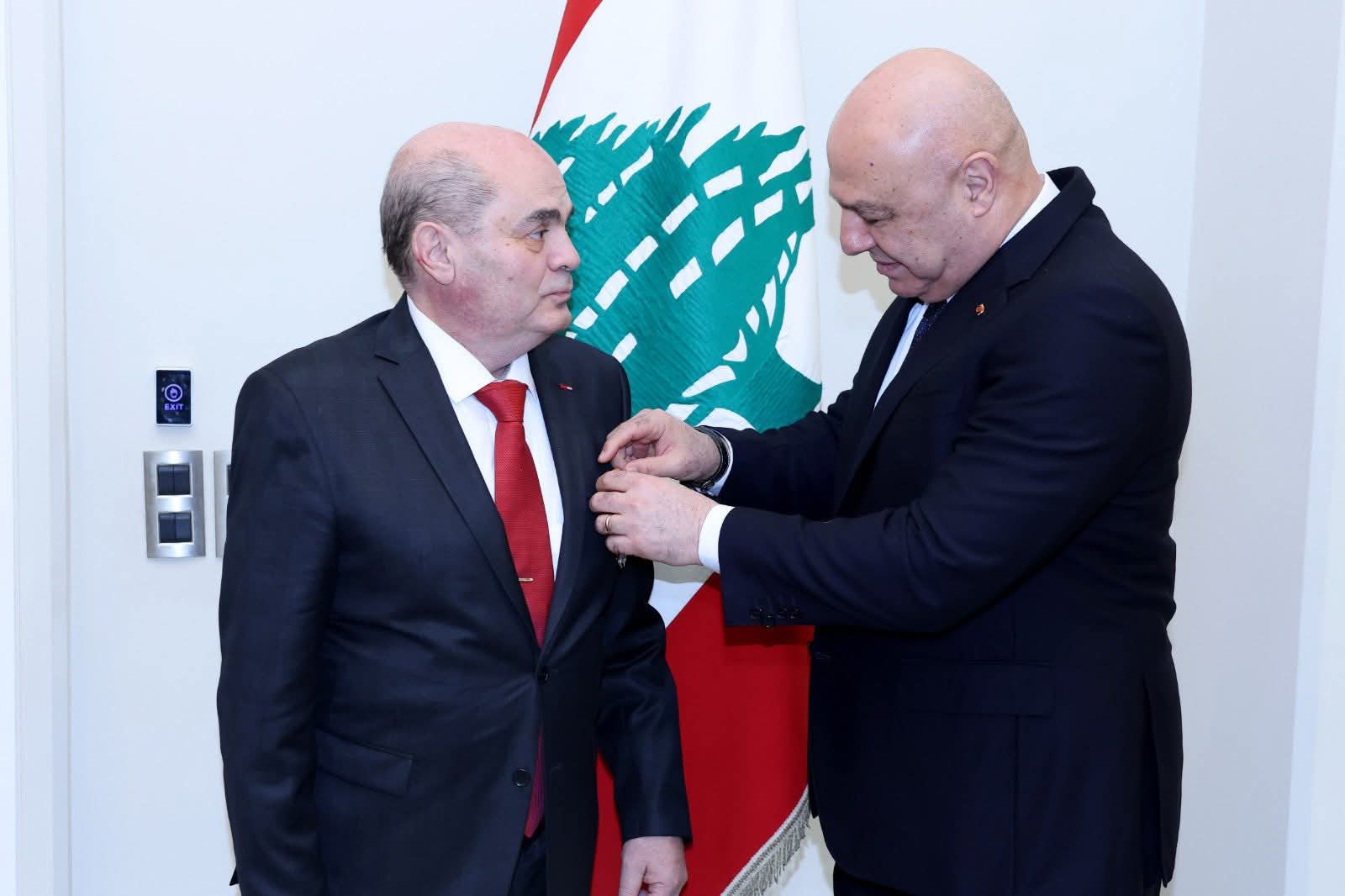 الرئيس عون يقلد ميشال افرام وسام الأرز الوطني برتبة فارس