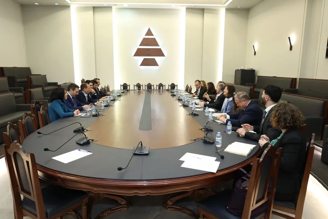 رئيس الكتائب يستقبل مجموعة العمل الأميركية