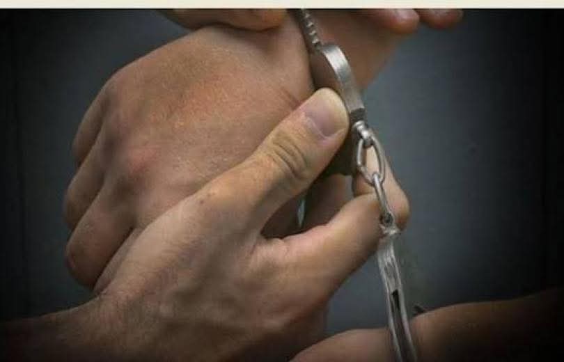 على دراجته الآلية، كان يبيع المخدرات