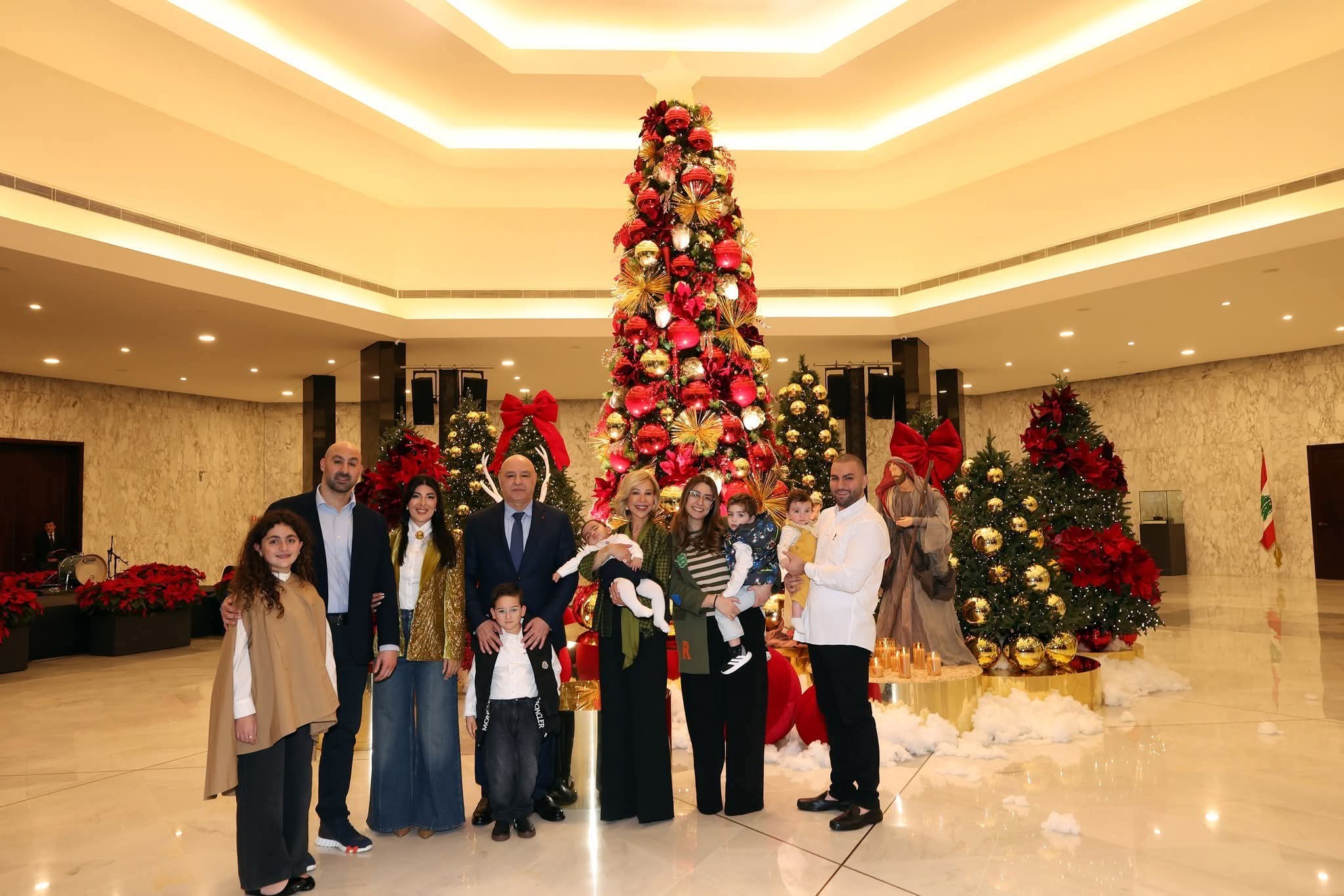 الرئيس عون والسيدة الأولى أضاءا شجرة الميلاد في قصر بعبدا