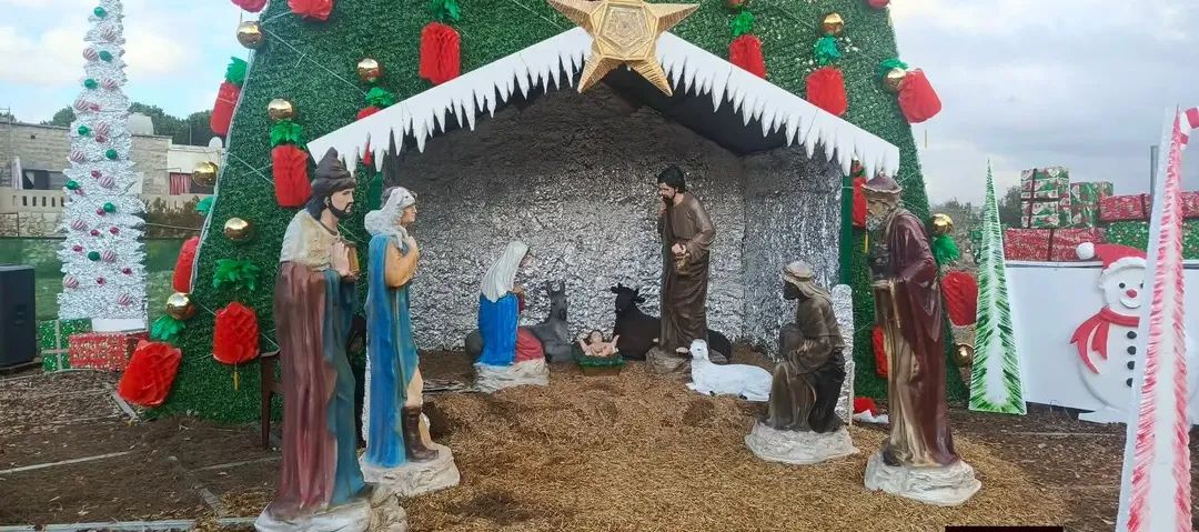 معاد تُضيء شجرة الميلاد