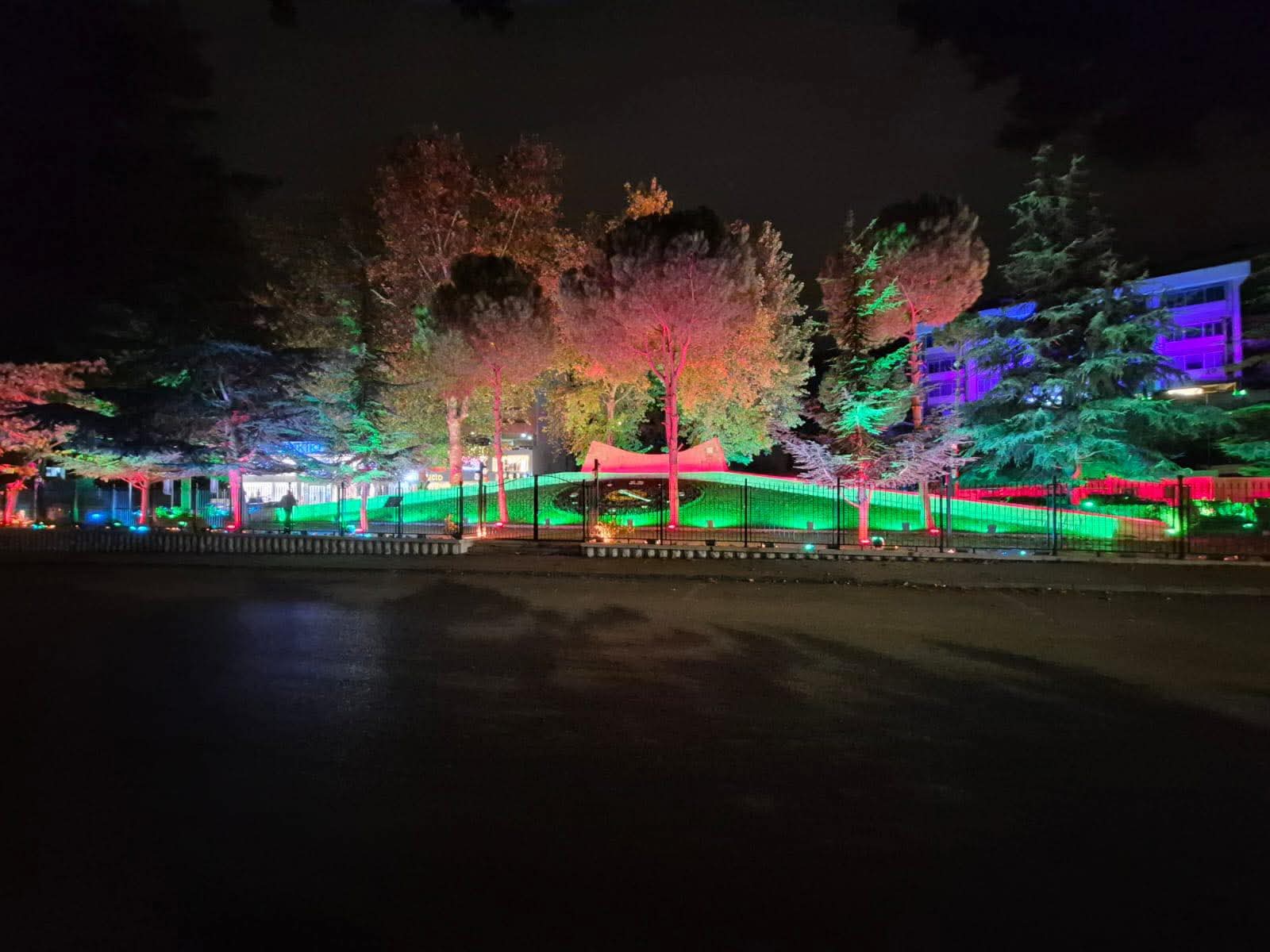 نور الميلاد يسطع في زحلة: إضاءة ساعة “الزهور” برعاية النائب الياس اسطف