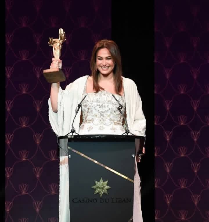 هند صبري تحمل جوائز الكبار