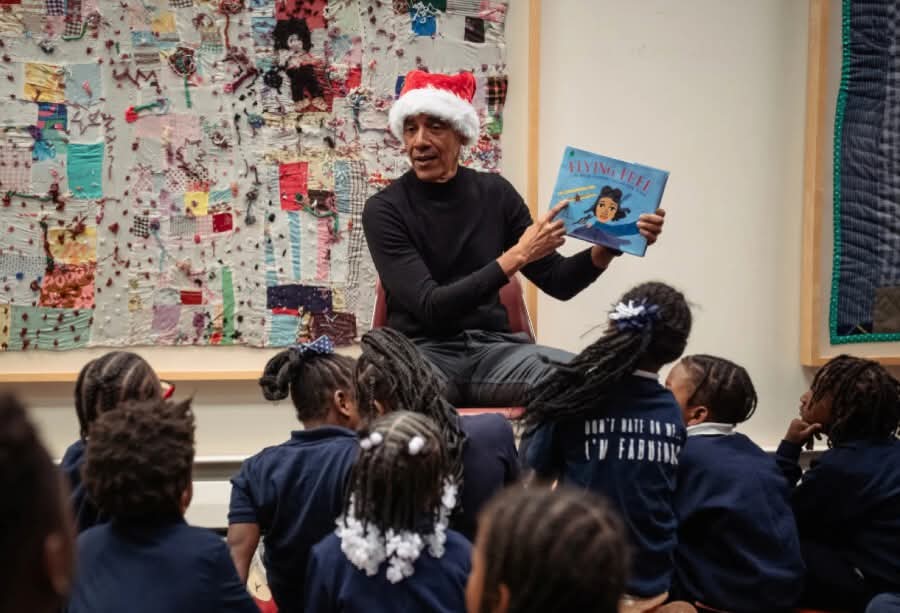 أوباما بقبعة سانتا يفاجئ تلامذة في مناسبة الميلاد