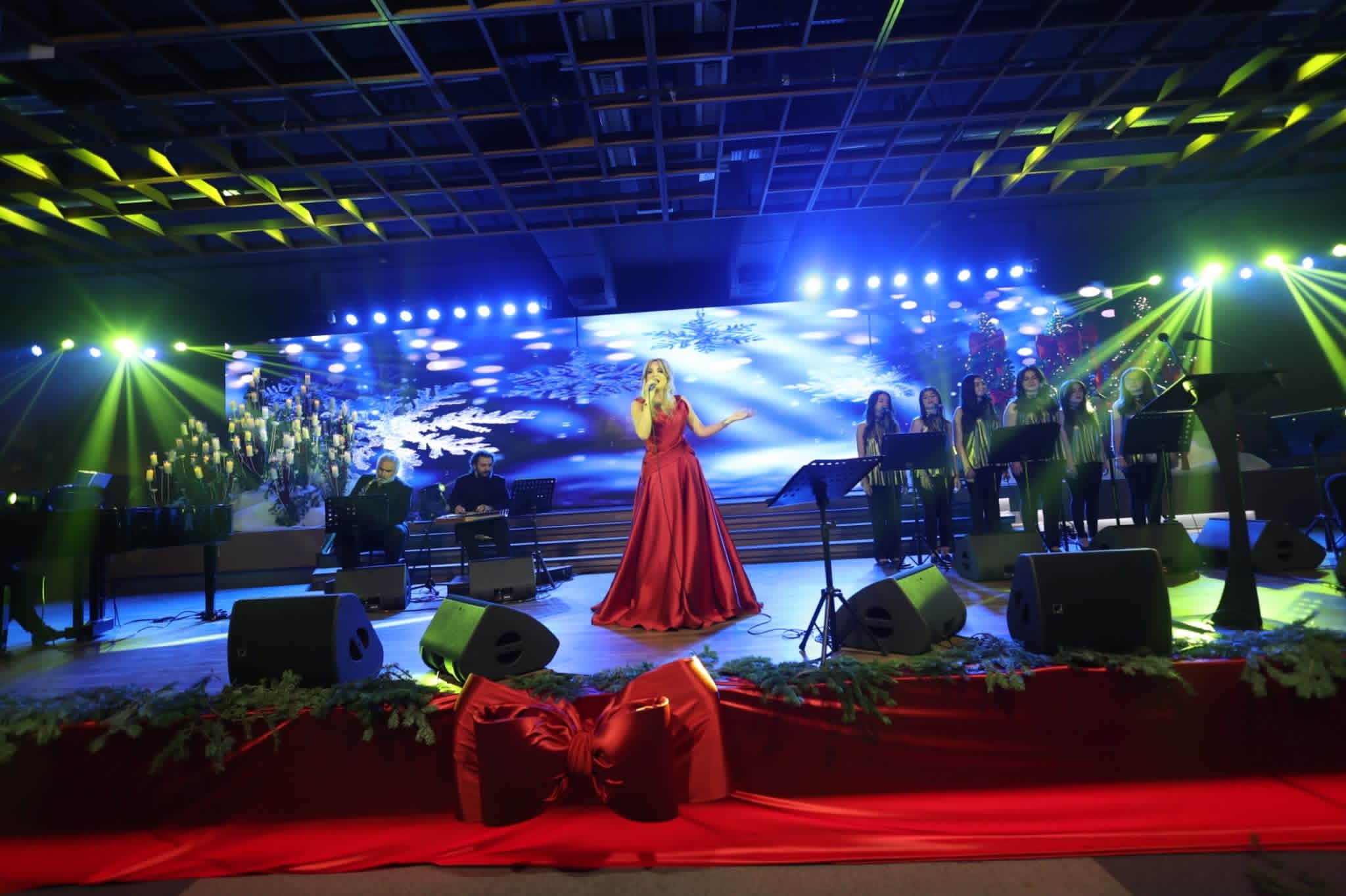 تانيا قسيس تتألق في حفل ميلادي