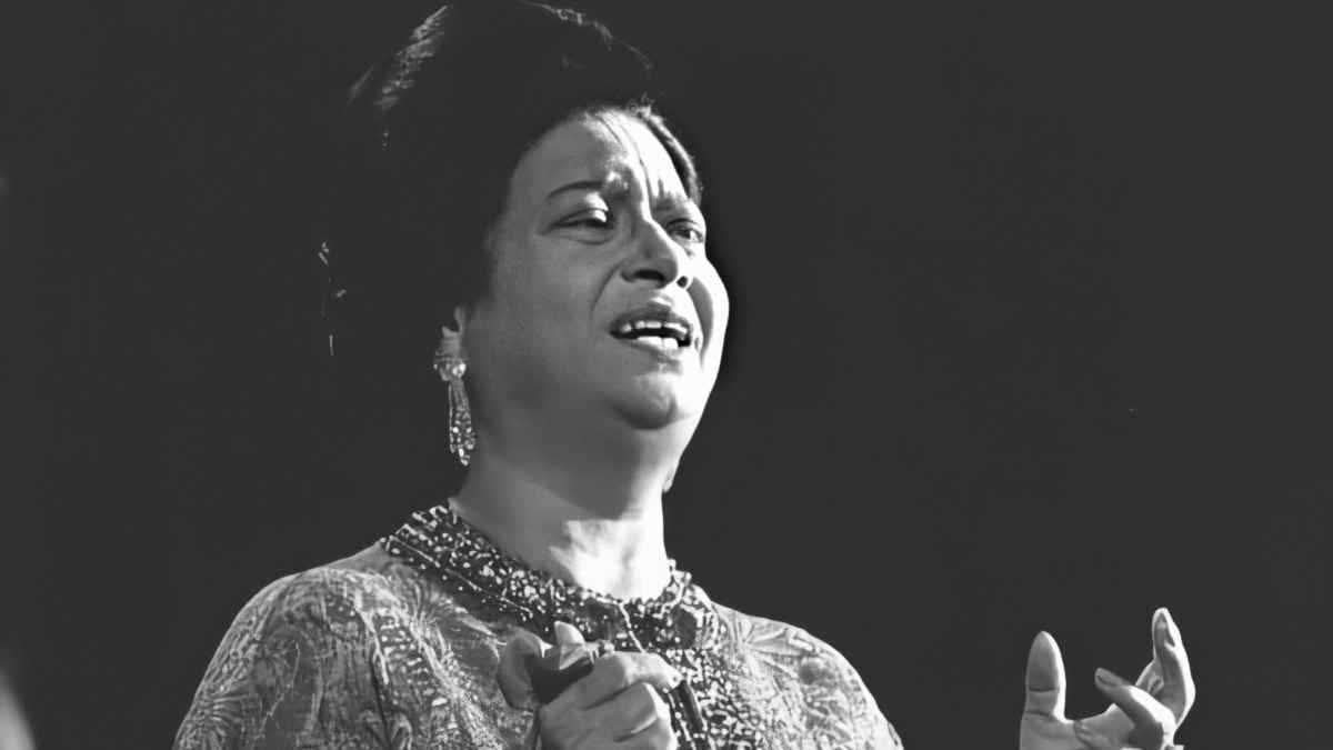 مجسّم ضخم لأم كلثوم يتصدّر نقابة الموسيقيين في مصر