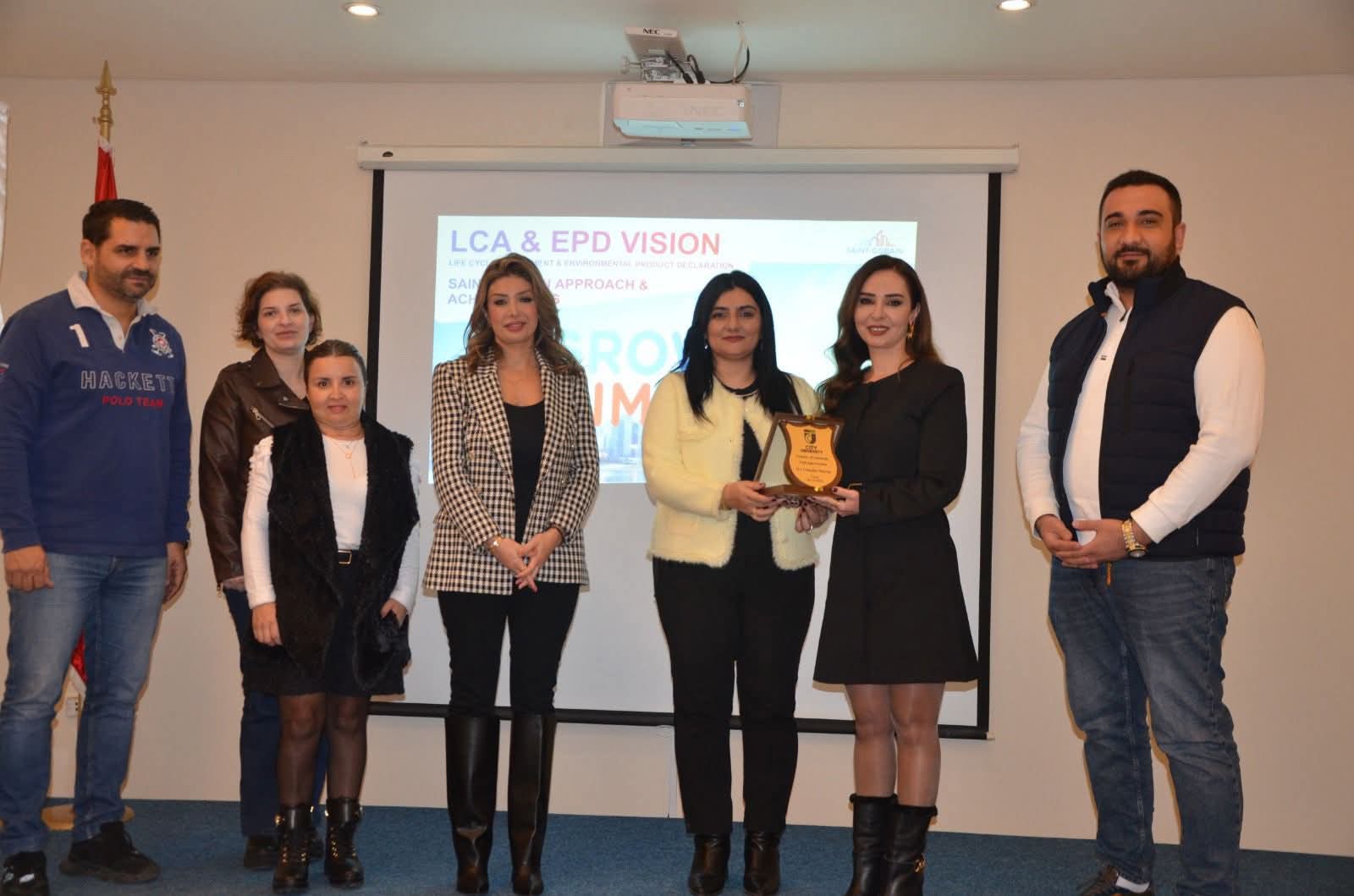 محاضرة حول الاستدامة في البناء في كلية العمارة والتصميم في جامعة المدينة