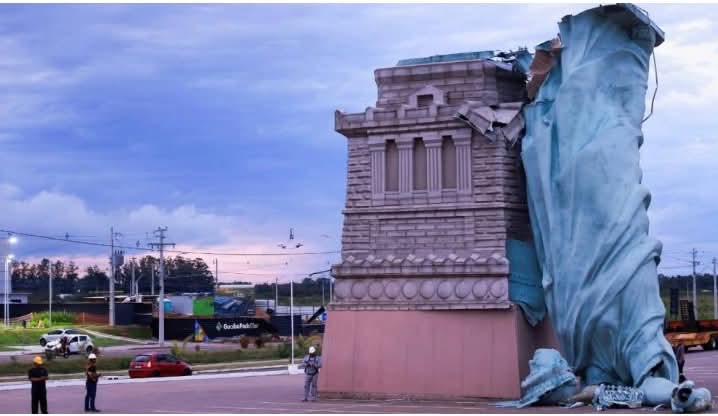  لحظة انهيار «تمثال الحرية» العملاق في البرازيل بسبب العاصفة