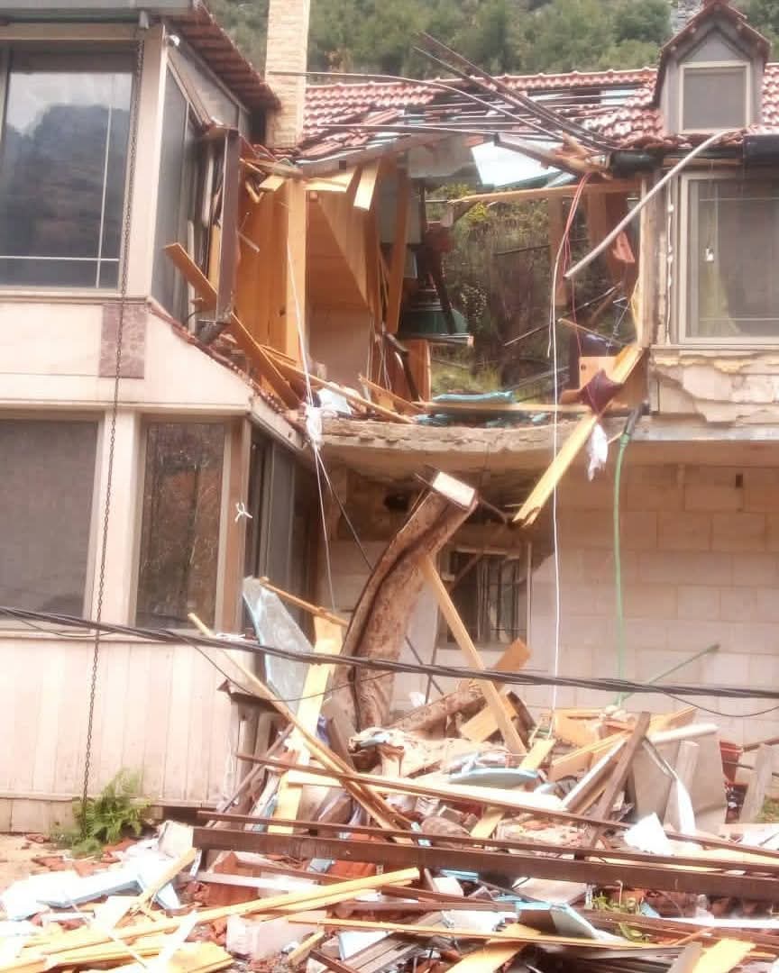 صخرة تجتاح منزلًا في تنورين التحتا