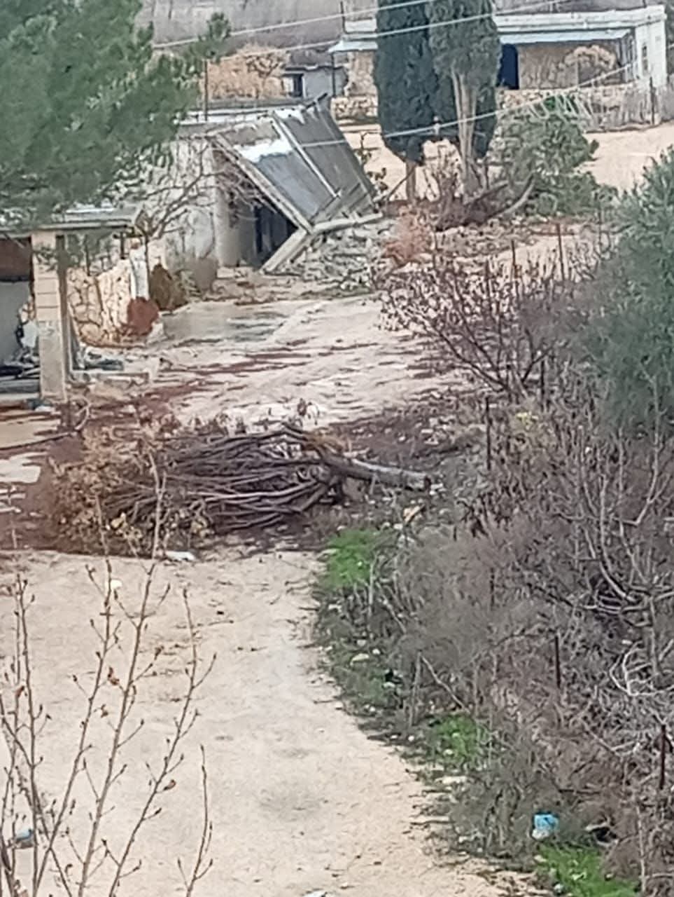 جرف منزلين يعودان للبنانيين داخل الأراضي السورية