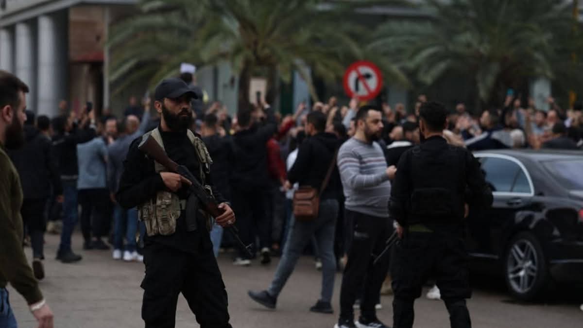 مظاهرات في الساحل السوري تطالب بالفيدرالية والإفراج عن موقوفين