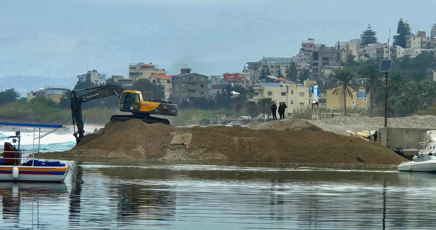 لا يجوز وقف إزالة الرمال عن مدخل مرفأ العقيبة لأنها تهدد رزق الصيادين