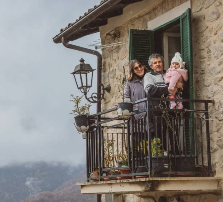 قرية إيطالية تحتفل بأول مولود منذ 30 عاماً