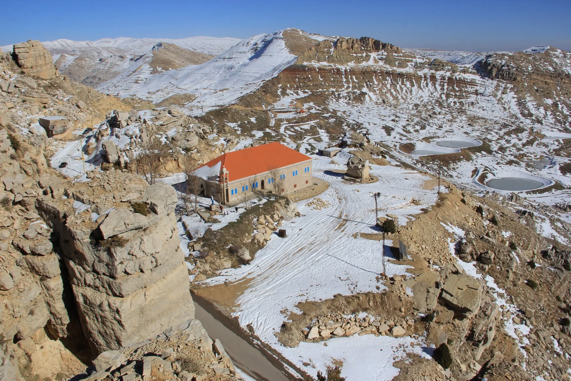 على سرقة خمسة منازل