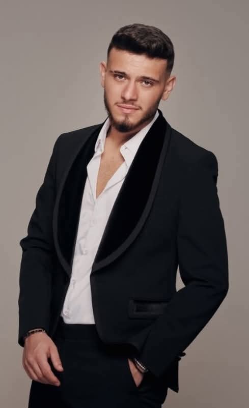 الشامي يغني لأول مرة ليس من كلماته وألحانه 