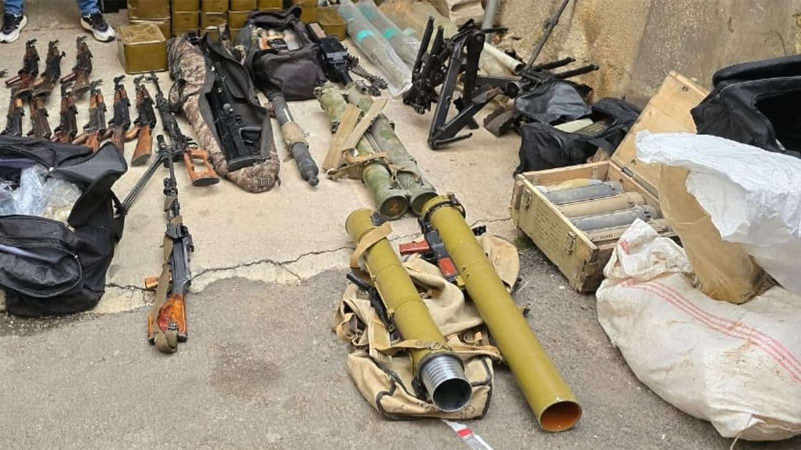 مكتب مكافحة المخدّرات في زحلة يضبط مستودعًا لتصنيع مواد مخدّرة في داخله كميّة كبيرة من الأسلحة الحربيّة