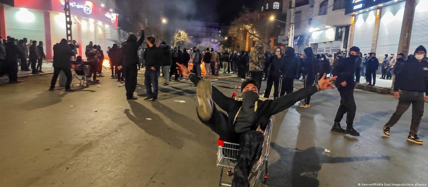 إيران تدخل مرحلة أخطر: مقتل مدّعٍ عام وتحذير رسمي من الشارع