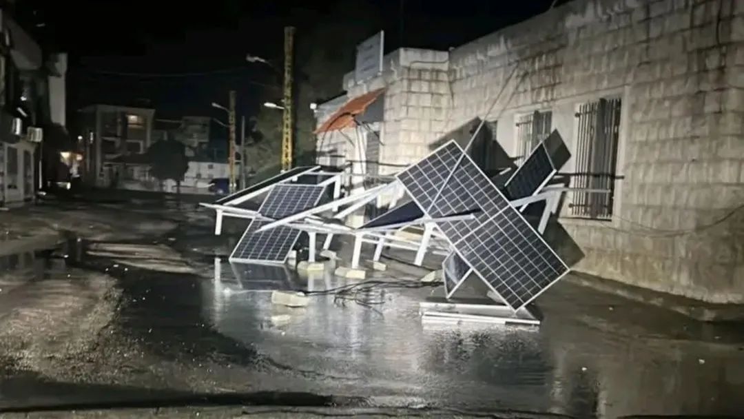 صورة تُظهر سقوط ألواح طاقة شمسية