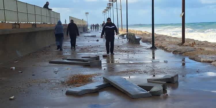 تحطُّم معظم المقاعد الإسمنتية في الواجهة البحرية لملعب صيدا بسبب ارتفاع الأمواج..