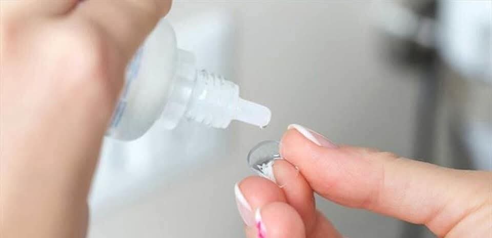 ما حدث لهذه المرأة بسبب عدم إزالة العدسات اللاصقة قبل الاستحمام مؤلم.. احذري