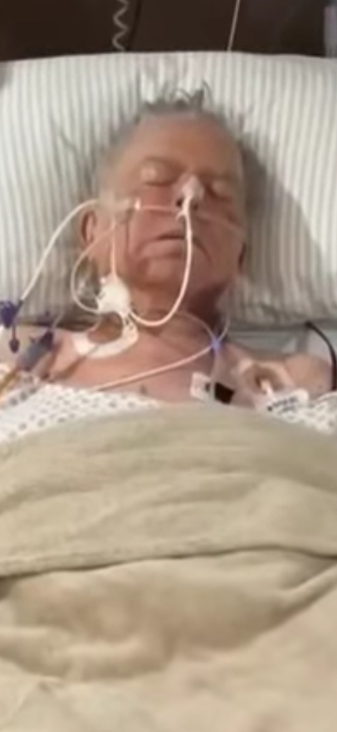 جميل إبراهيم داخل العناية الفائقة،