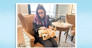 أول كلبة مصنّعة آليًا كـ"صديق" لمساعدة مرضى الزهايمر تزور دارًا للمسنين