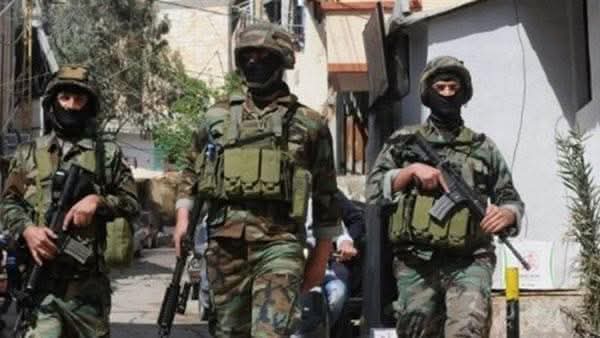 الجيش يداهم منزل مطلوب في الميناء بعد ضبط أسلحة وتسليمه نفسه إلى مخابراته