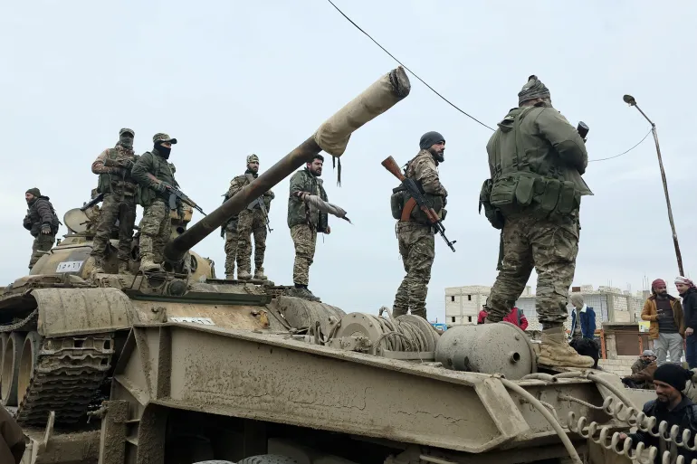 تقدم للجيش السوري ودعوات للنفير.. تعثر اتفاق الشرع و"قسد" يشعل المنصات