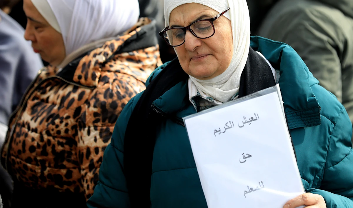 رواتب ومكتسبات القطاع العام تحت المقصلة